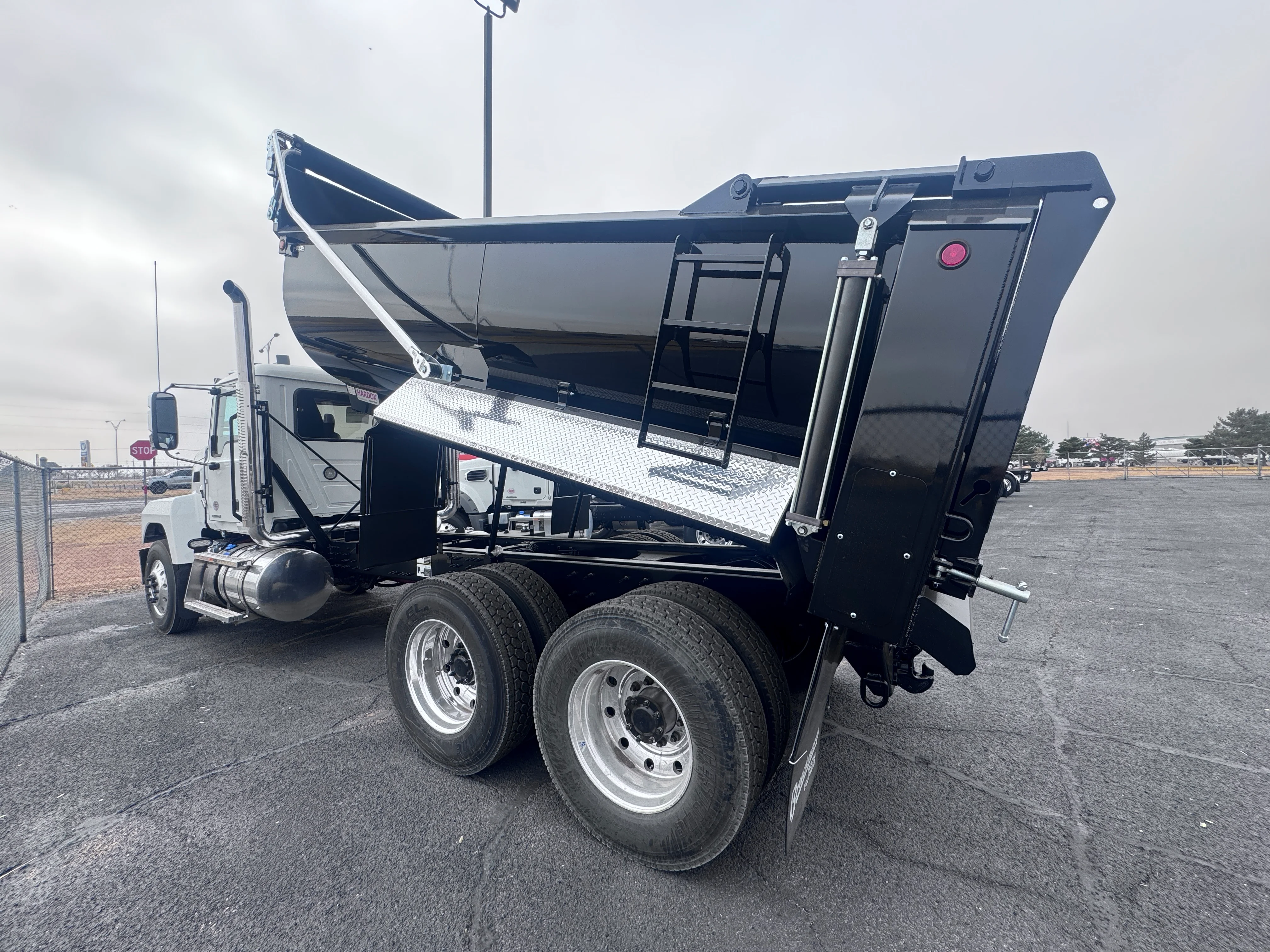 2026 Mack Pinnacle in Salina, KS — photo 8