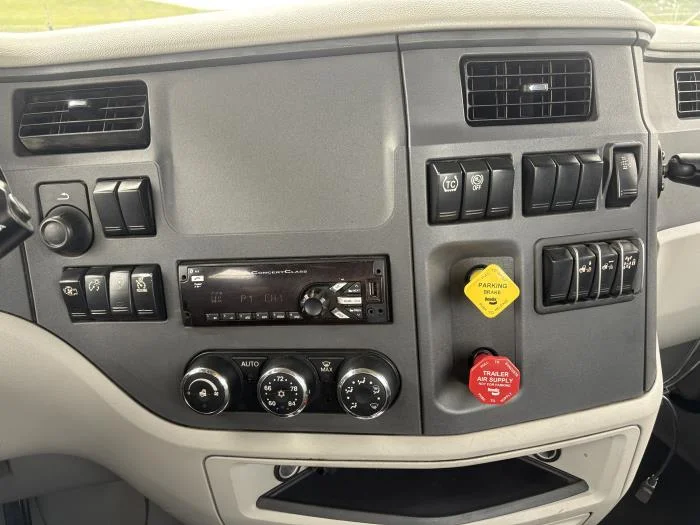 2021 Peterbilt 579 - image 13