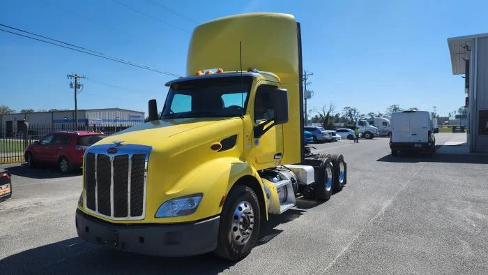 2021 Peterbilt 579 - image 2
