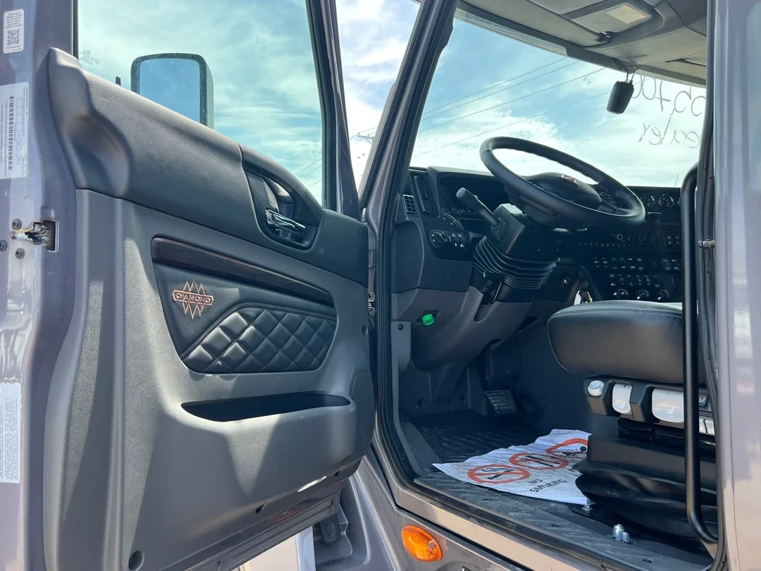 2025 International LT - image 8
