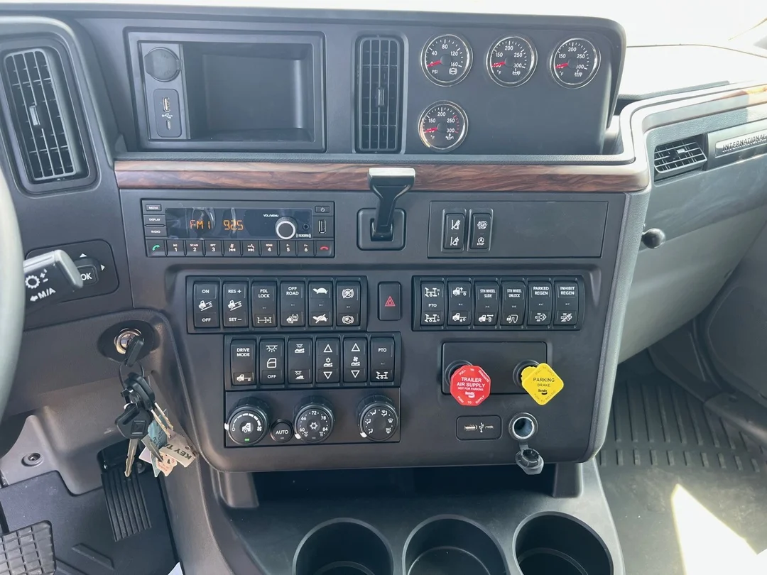 2025 International LT - image 14