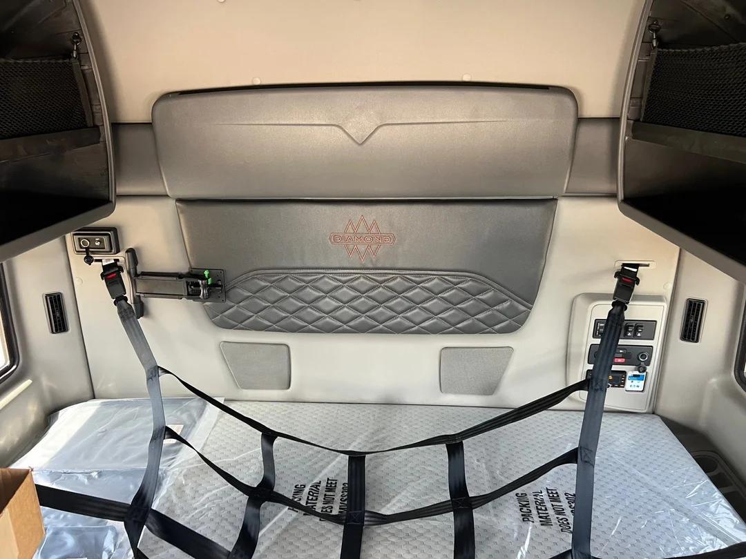 2025 International LT - image 12