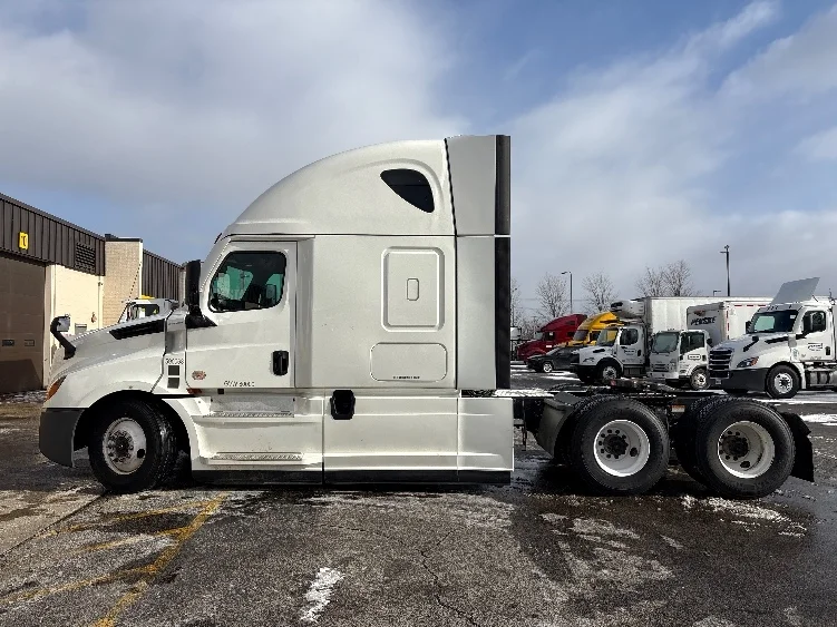 2023 Freightliner Cascadia - image 4
