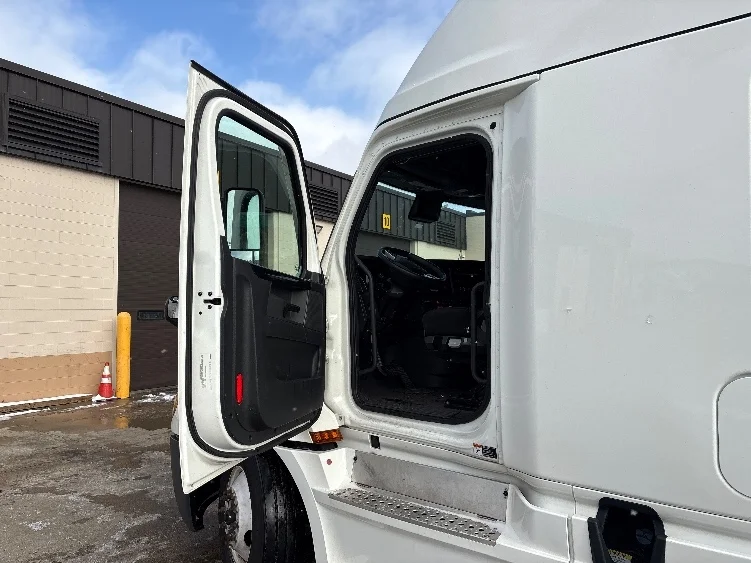 2023 Freightliner Cascadia - image 9