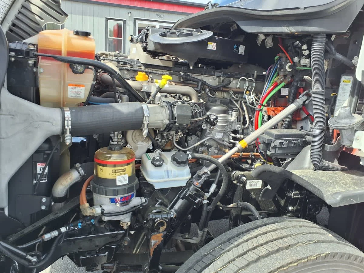 2018 Freightliner Cascadia - image 9