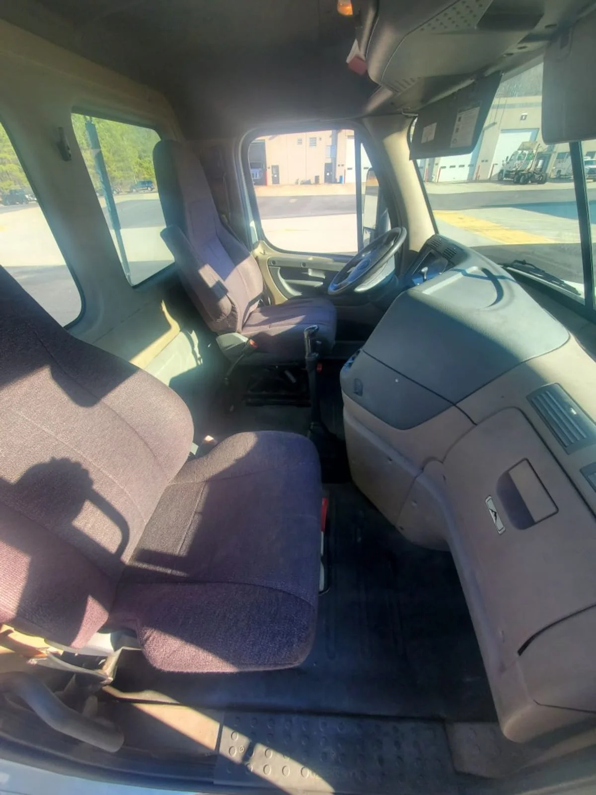 2015 Freightliner Cascadia - image 7