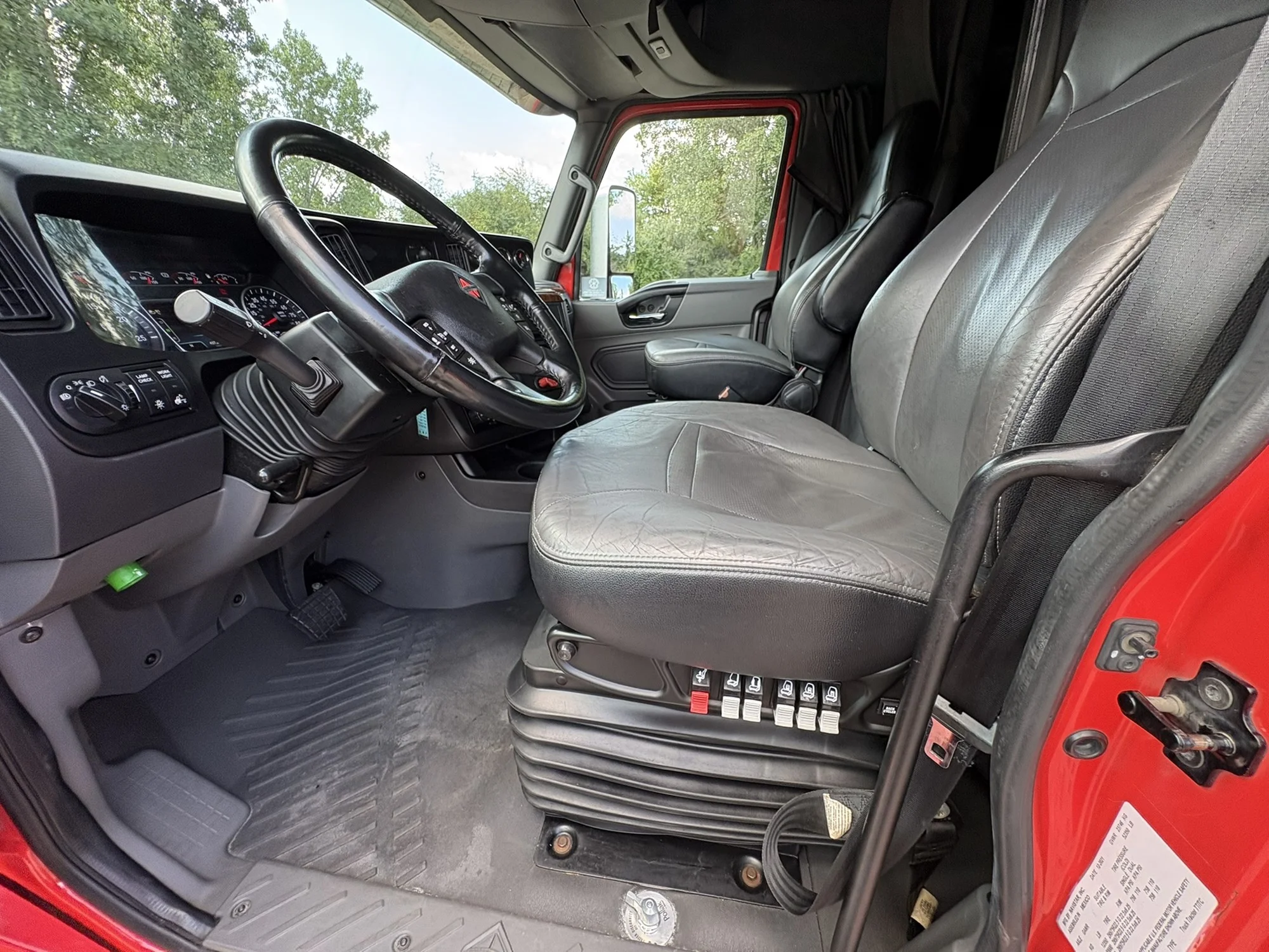 2022 International LT in MI — photo 15