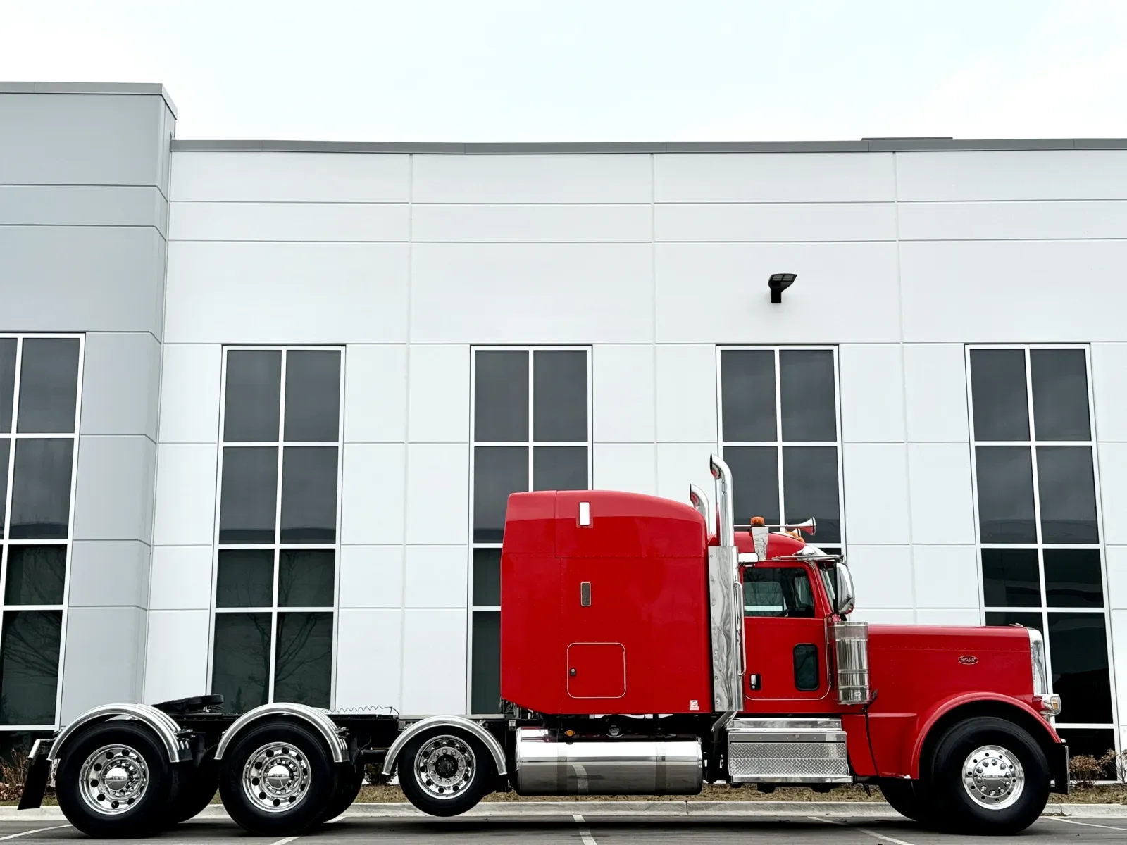 2024 Peterbilt 389 in New Lenox, IL — photo 3