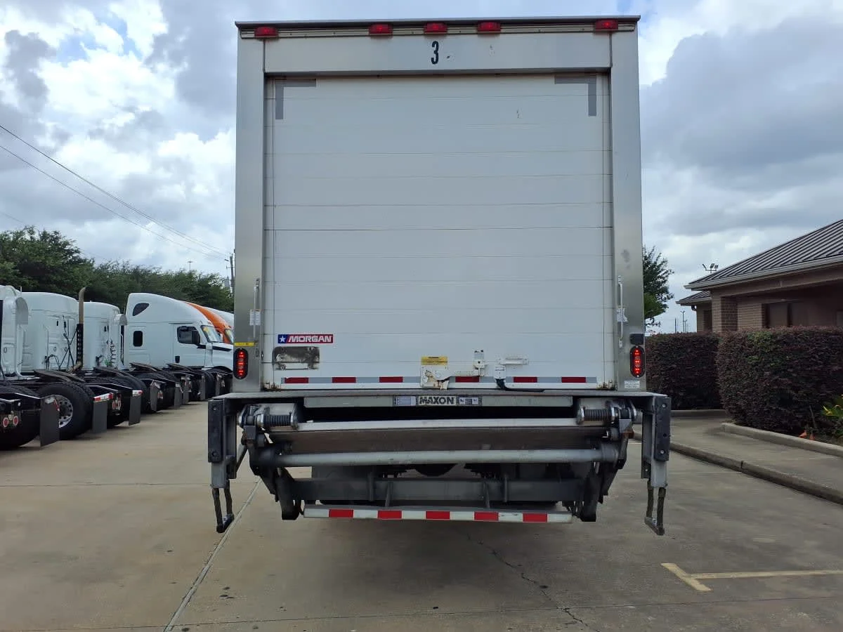 2018 Freightliner M2 106 in Houston, TX — photo 5