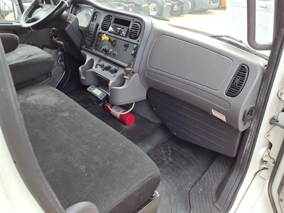 2018 Freightliner M2 106 in Houston, TX — photo 12