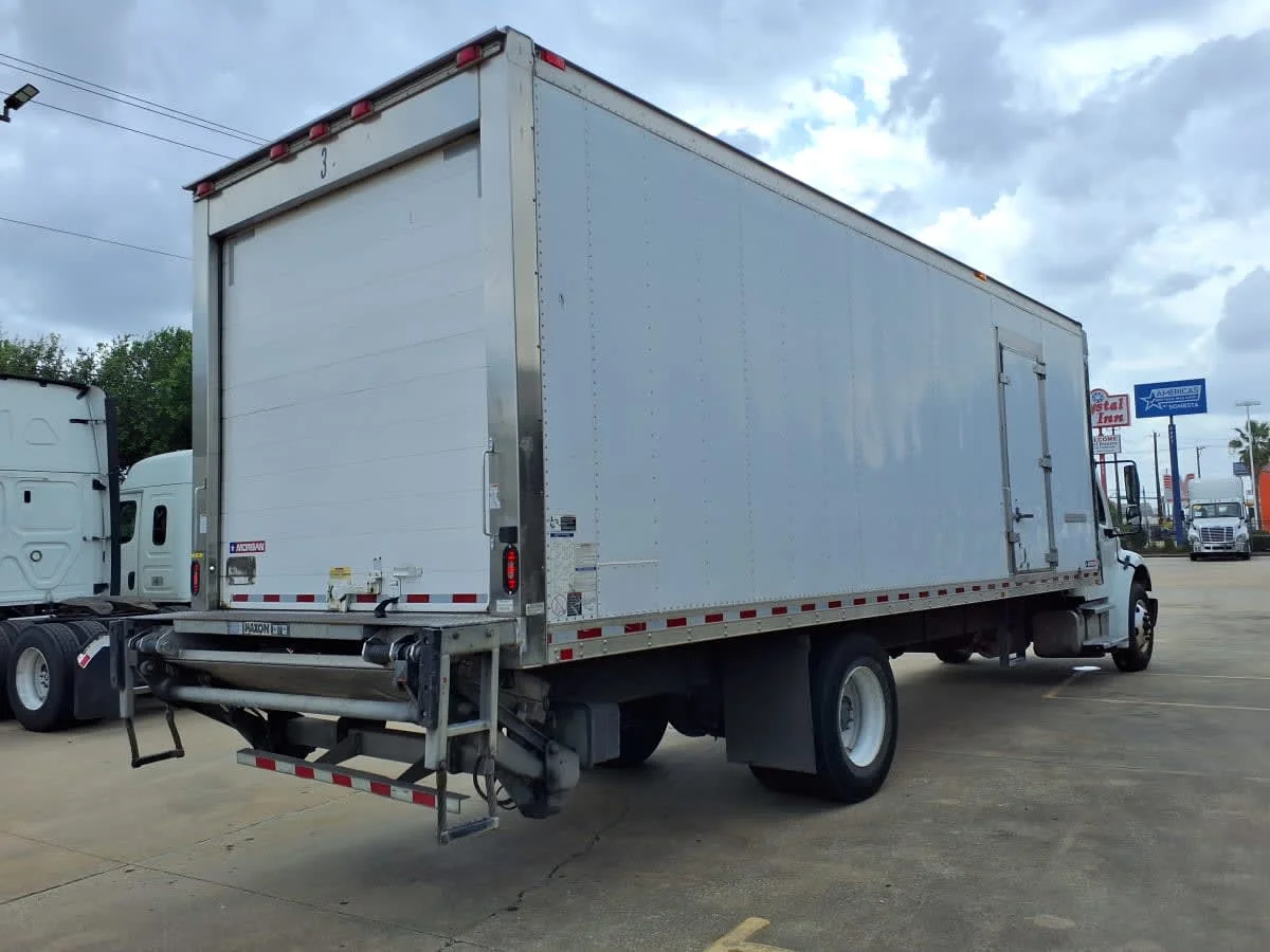 2018 Freightliner M2 106 in Houston, TX — photo 4