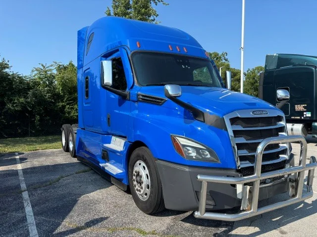 2022 Freightliner Cascadia in Indianapolis, IN — photo 2