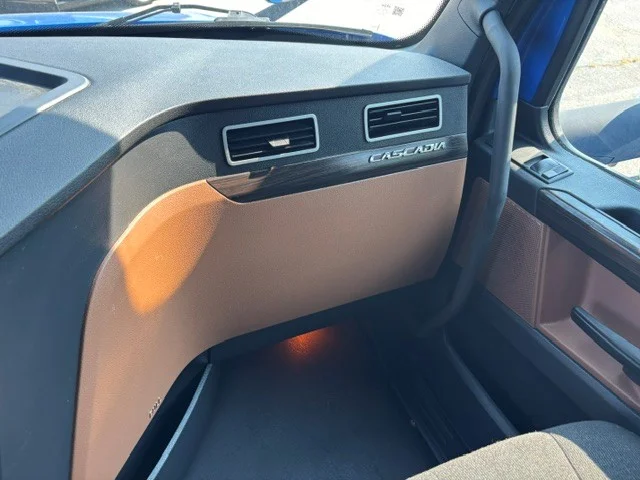 2022 Freightliner Cascadia in Indianapolis, IN — photo 14