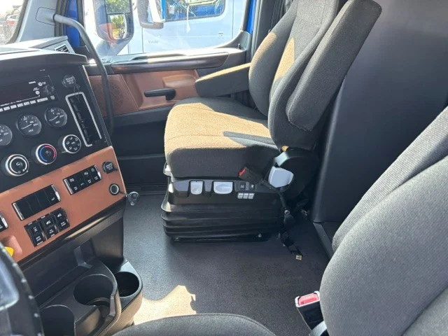 2022 Freightliner Cascadia in Indianapolis, IN — photo 12