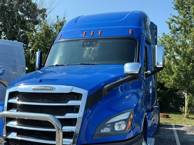 2022 Freightliner Cascadia in Indianapolis, IN — photo 4