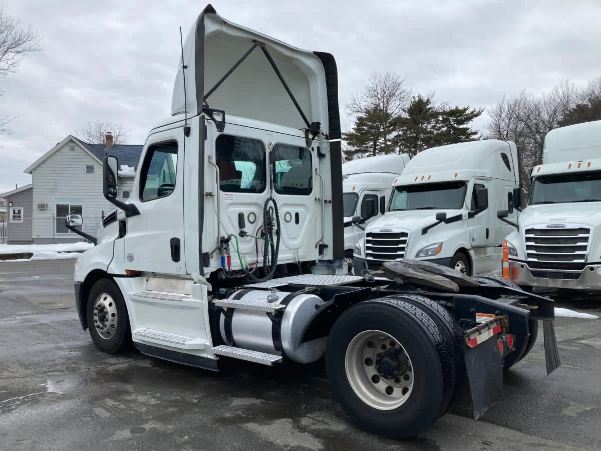 2020 Freightliner Cascadia in Springfield, MA — photo 6