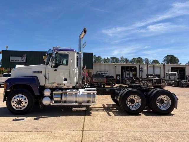 2021 Mack Pinnacle - image 2