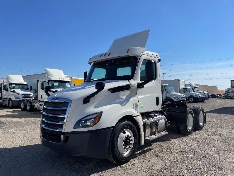 2020 Freightliner Cascadia - image 3