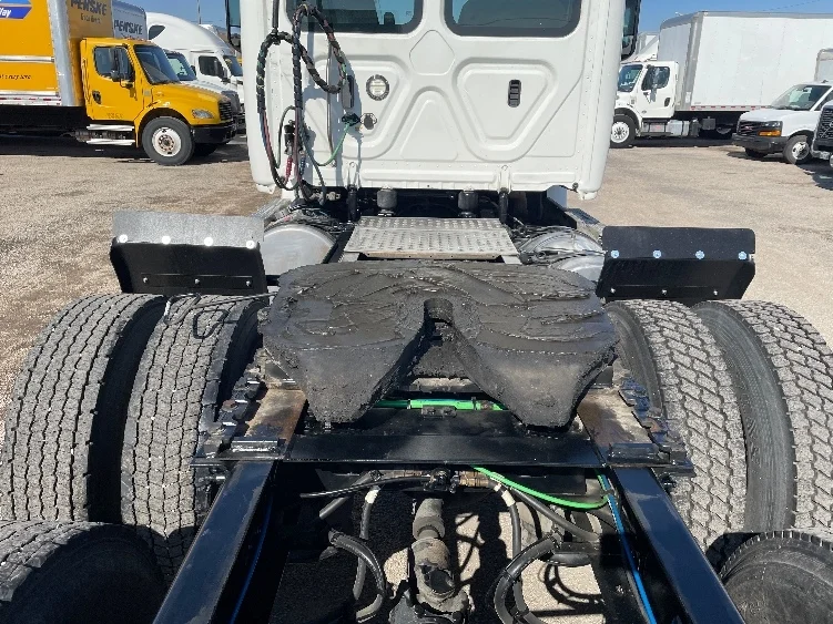 2020 Freightliner Cascadia - image 6