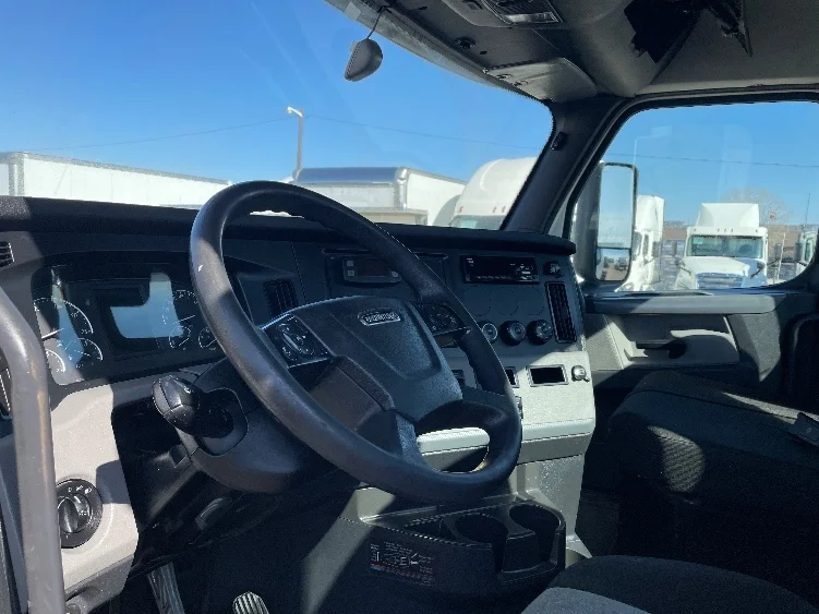 2020 Freightliner Cascadia - image 10