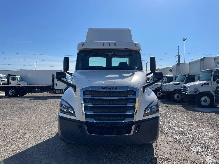 2020 Freightliner Cascadia - image 2