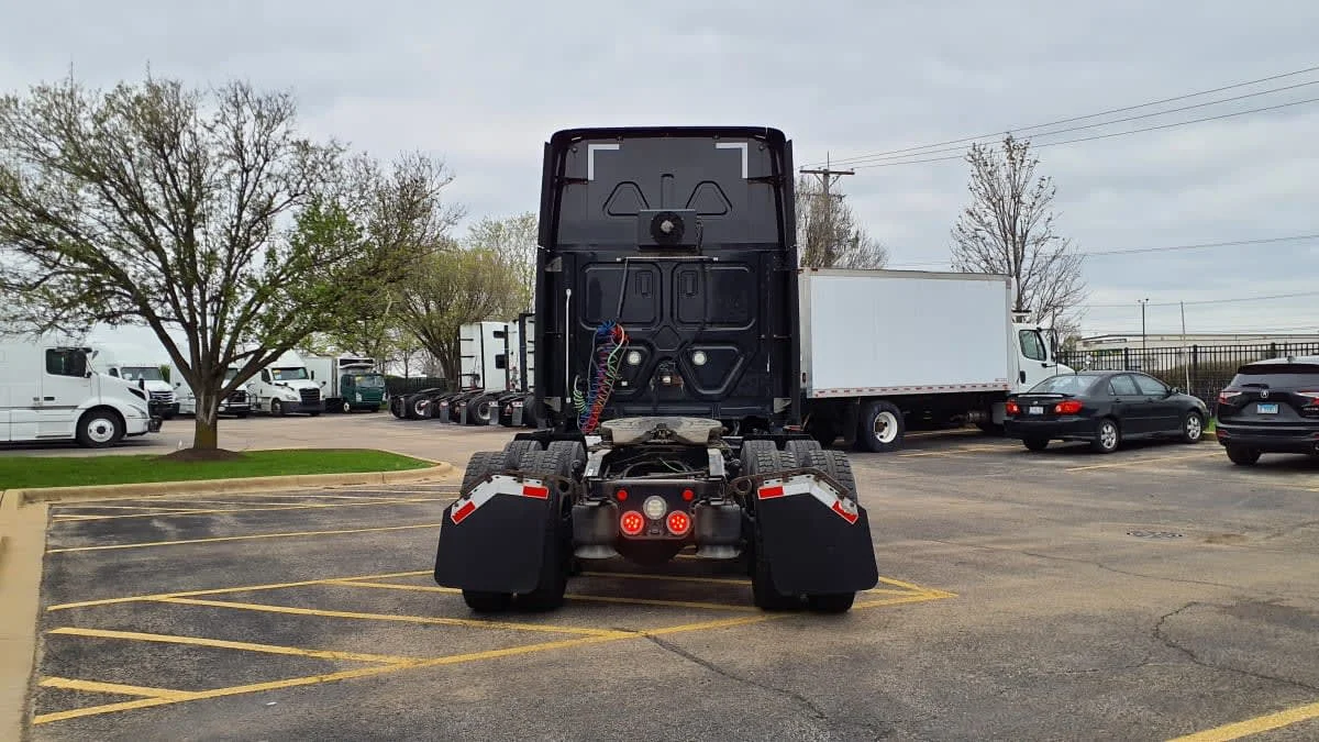 2021 Freightliner Cascadia in Bolingbrook, IL — photo 5
