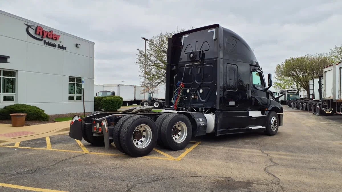 2021 Freightliner Cascadia in Bolingbrook, IL — photo 4