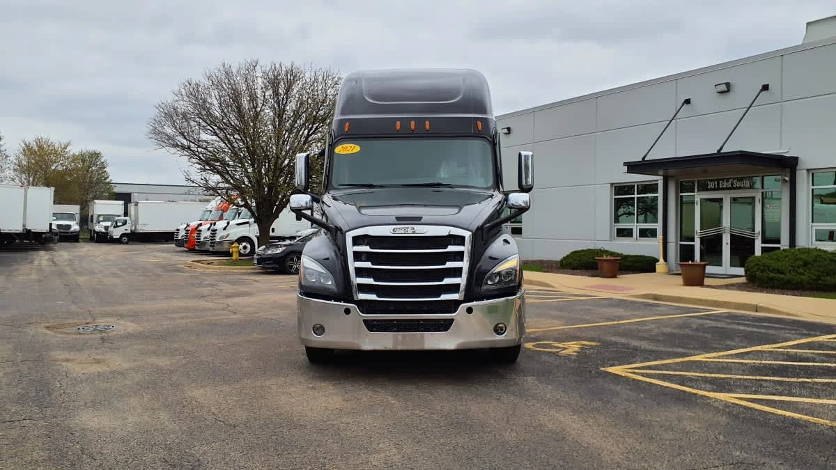 2021 Freightliner Cascadia in Bolingbrook, IL — photo 2