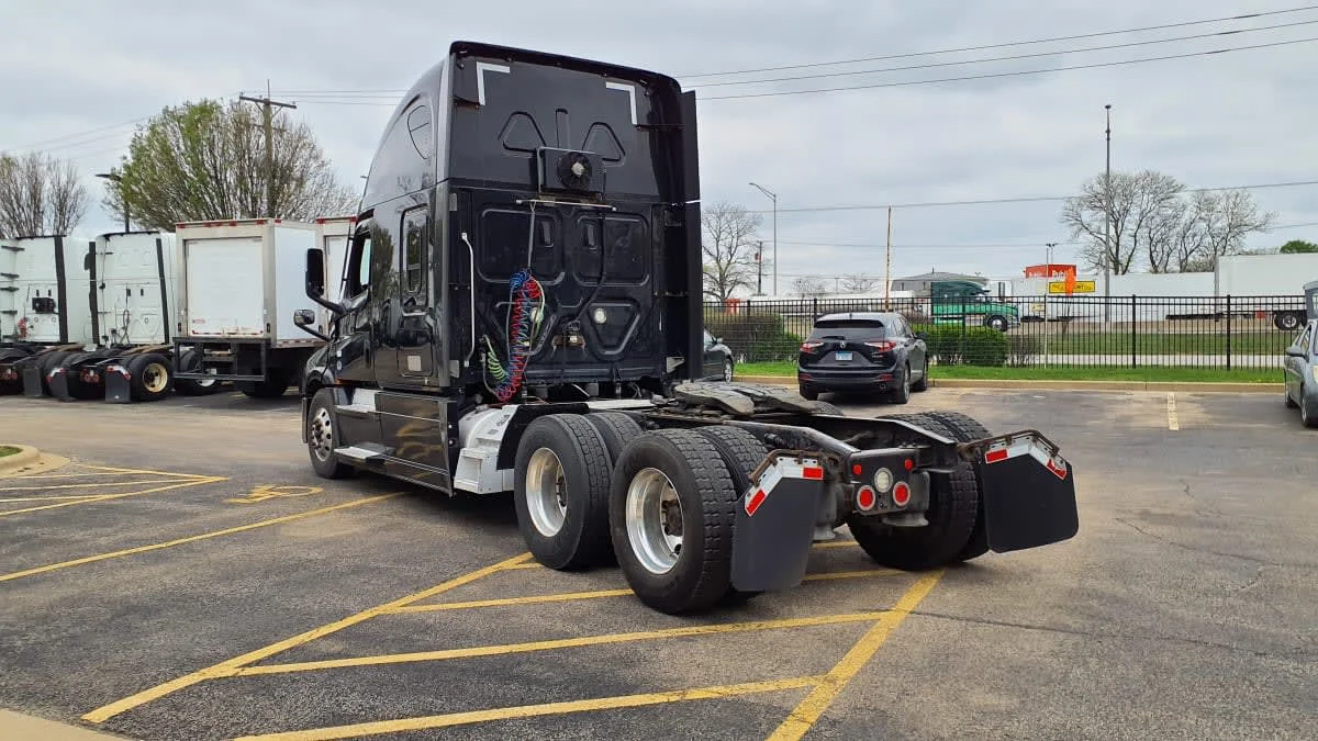 2021 Freightliner Cascadia in Bolingbrook, IL — photo 6