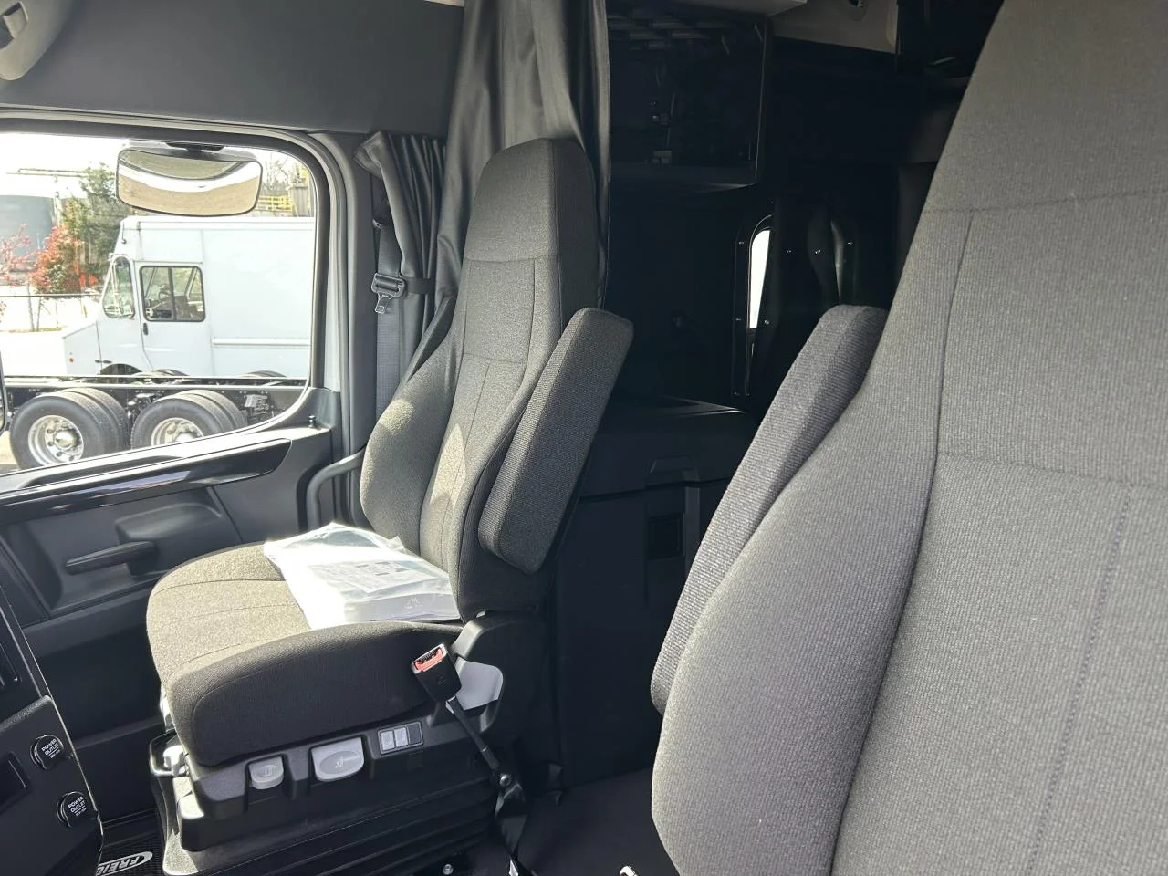 2027 Freightliner Cascadia - image 7