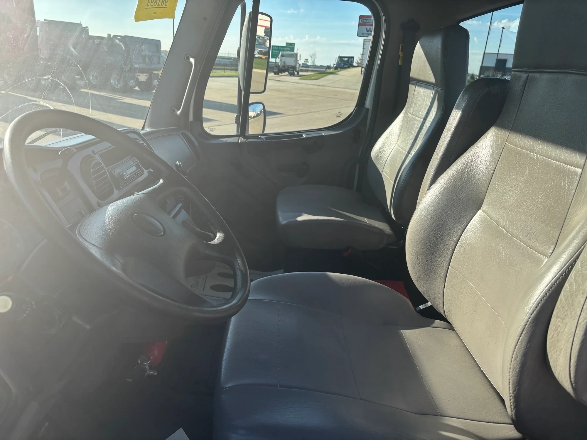 2017 Freightliner M2 106 - image 5