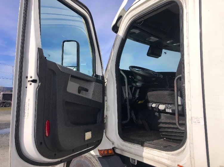 2021 Freightliner Cascadia - image 9