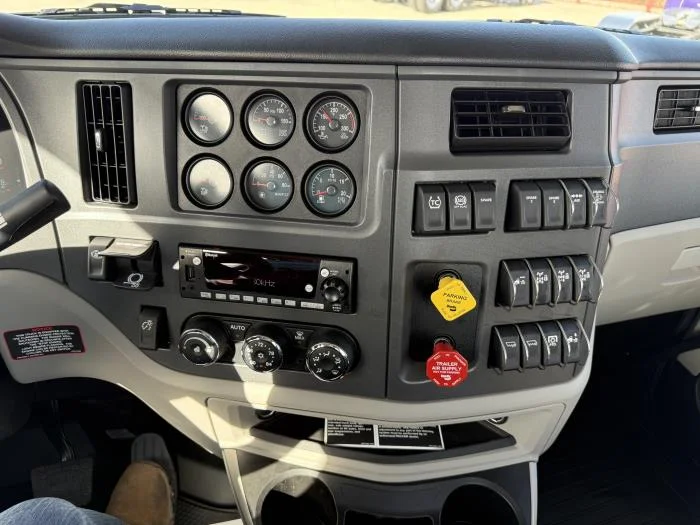 2027 Peterbilt 567 - image 9