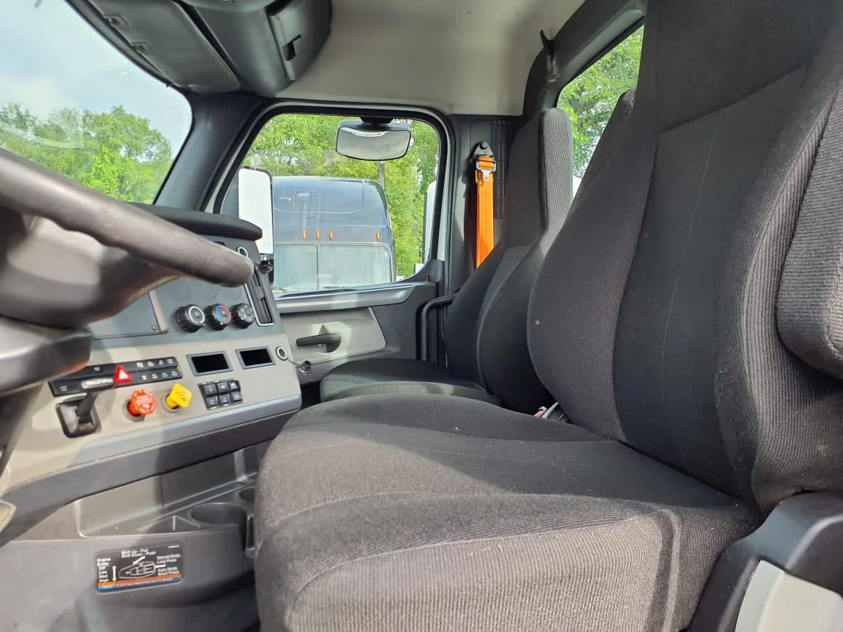 2019 Freightliner Cascadia - image 10