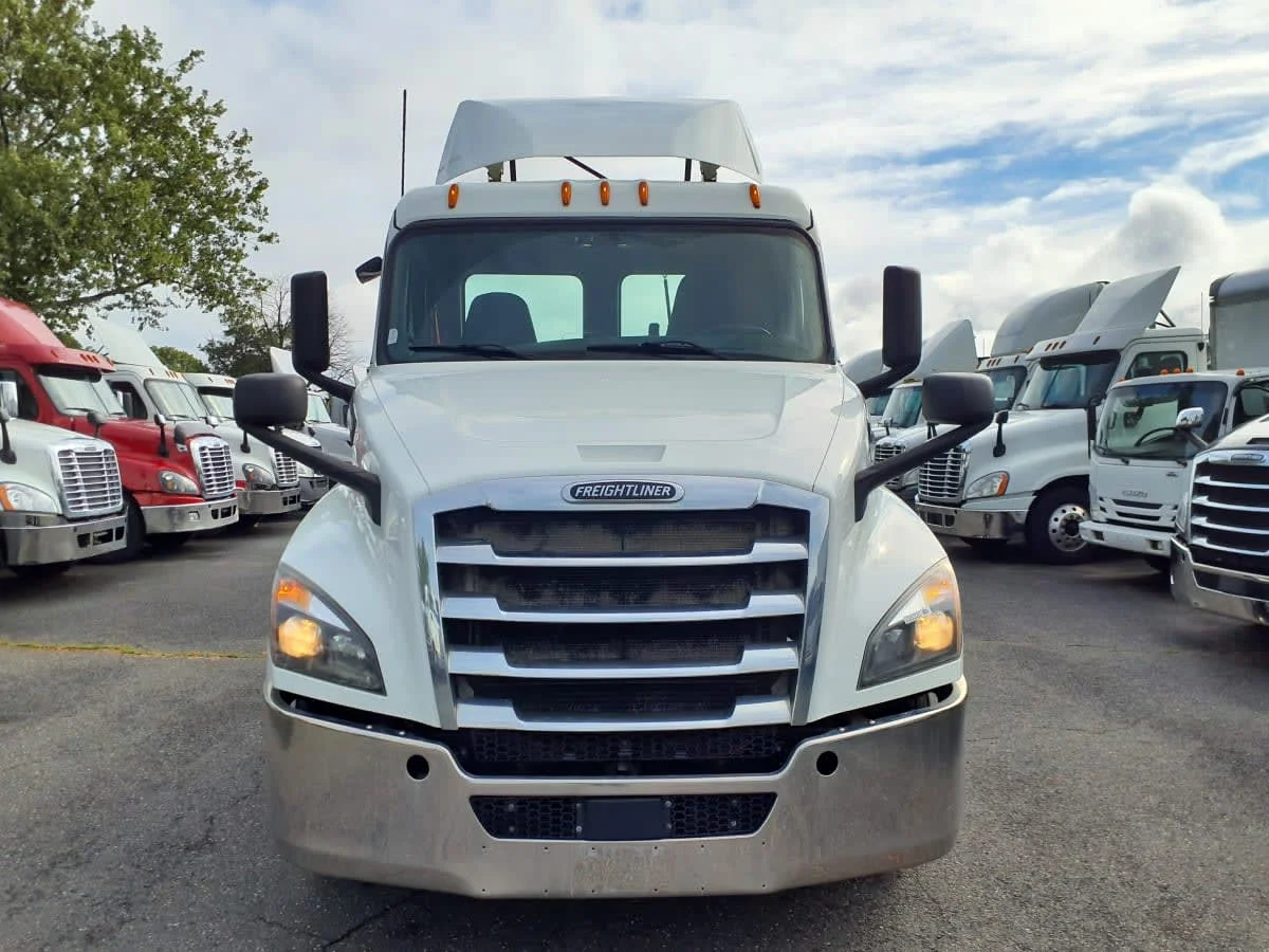 2019 Freightliner Cascadia - image 2