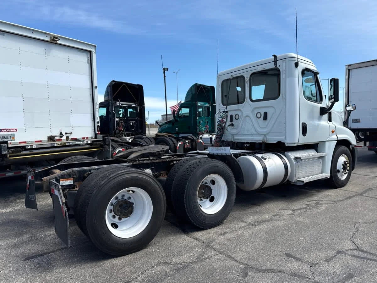 2020 Freightliner Cascadia in Oak Creek, WI — photo 4
