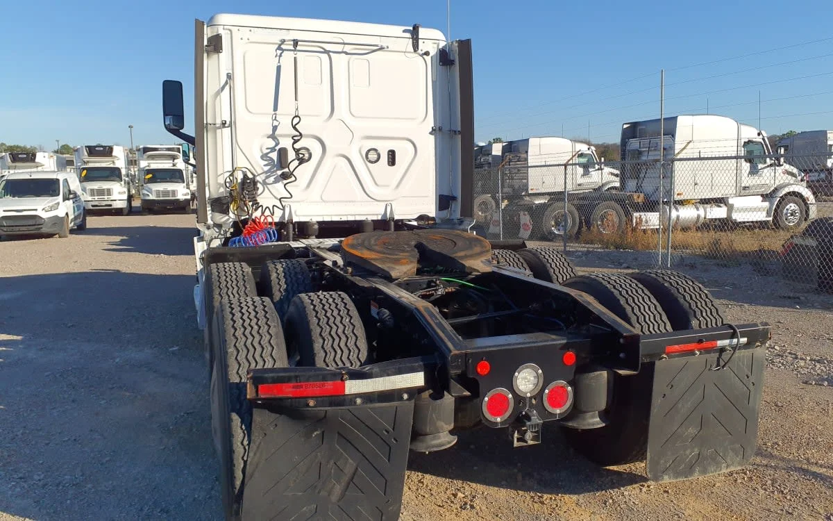 2019 Freightliner Cascadia in Birmingham, AL — photo 5