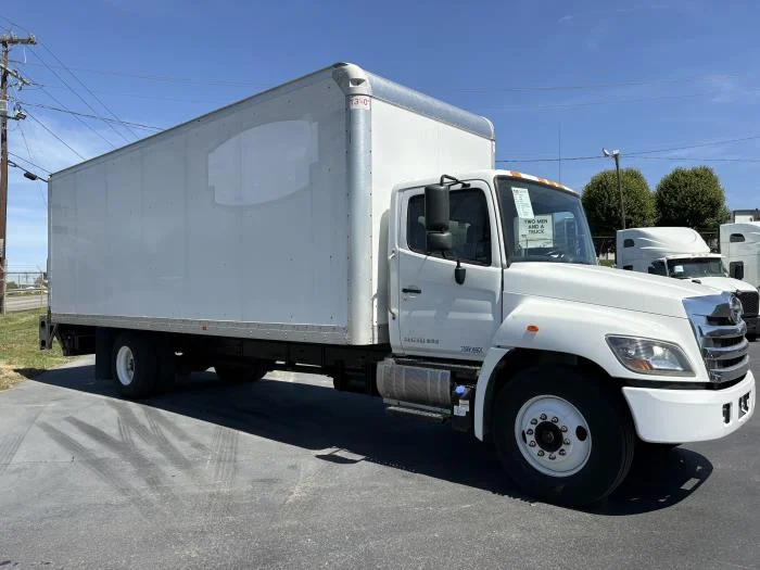 2020 Hino 268 - image 3