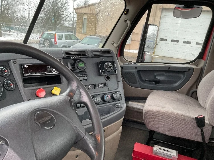 2019 Freightliner Cascadia in Allentown, PA — photo 10