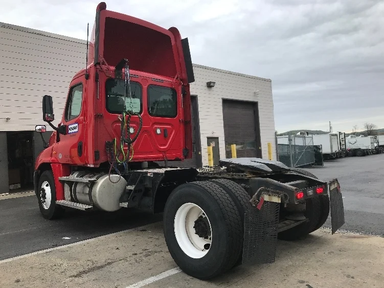 2019 Freightliner Cascadia in Allentown, PA — photo 5