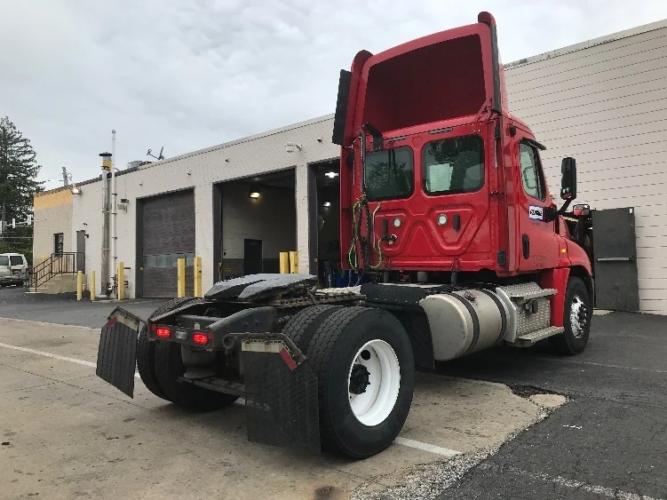 2019 Freightliner Cascadia in Allentown, PA — photo 7