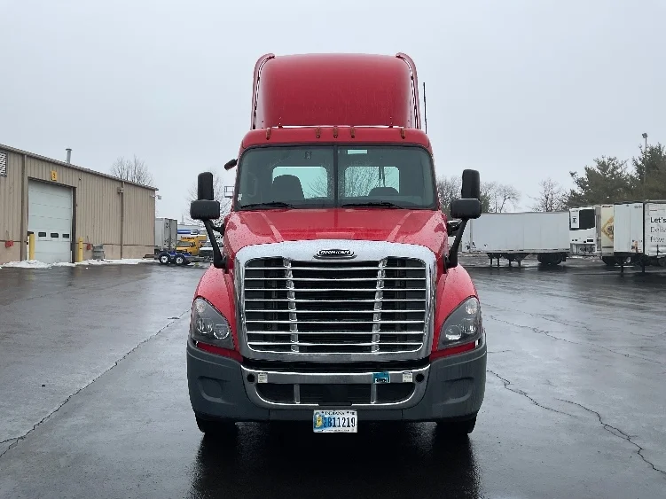 2019 Freightliner Cascadia in Allentown, PA — photo 2