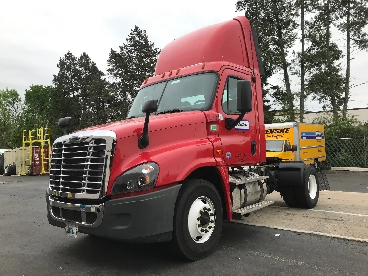 2019 Freightliner Cascadia in Allentown, PA — photo 3