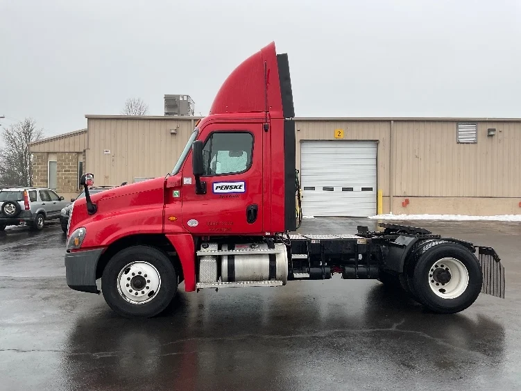 2019 Freightliner Cascadia in Allentown, PA — photo 4