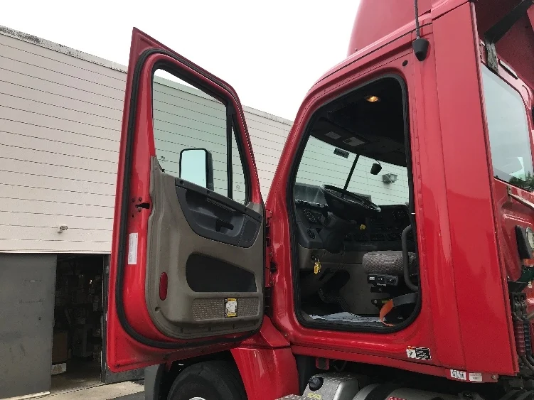 2019 Freightliner Cascadia in Allentown, PA — photo 9