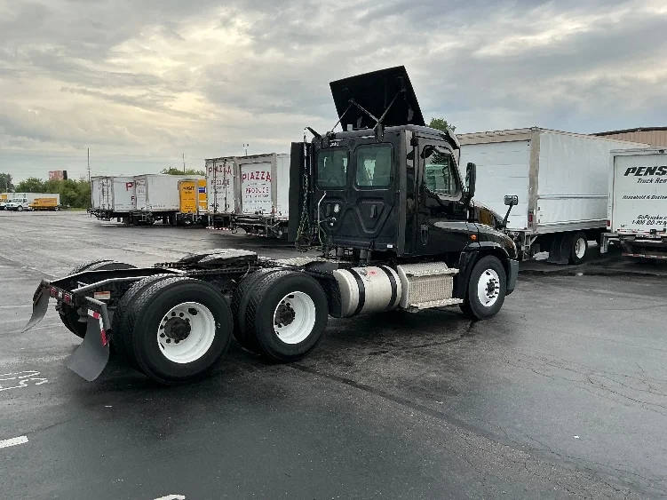 2020 Freightliner Cascadia in Indianapolis, IN — photo 7