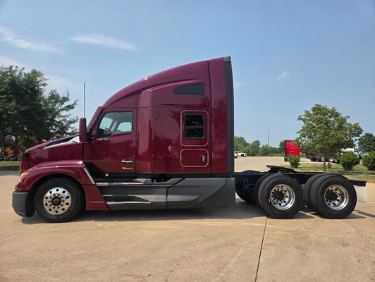 2023 Kenworth T680 in Cedar Rapids, IA — photo 9