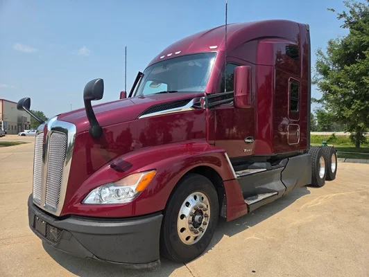 2023 Kenworth T680 in Cedar Rapids, IA — photo 2