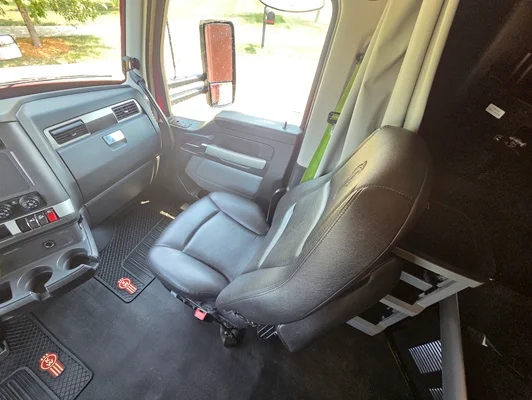 2023 Kenworth T680 in Cedar Rapids, IA — photo 32