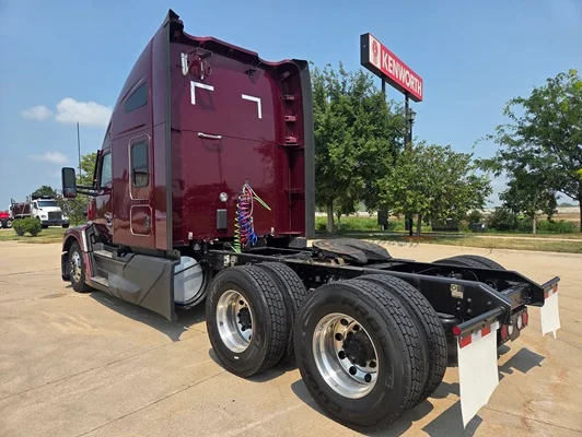 2023 Kenworth T680 in Cedar Rapids, IA — photo 10